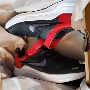 NIKE Downshifter Sneakers size 3y